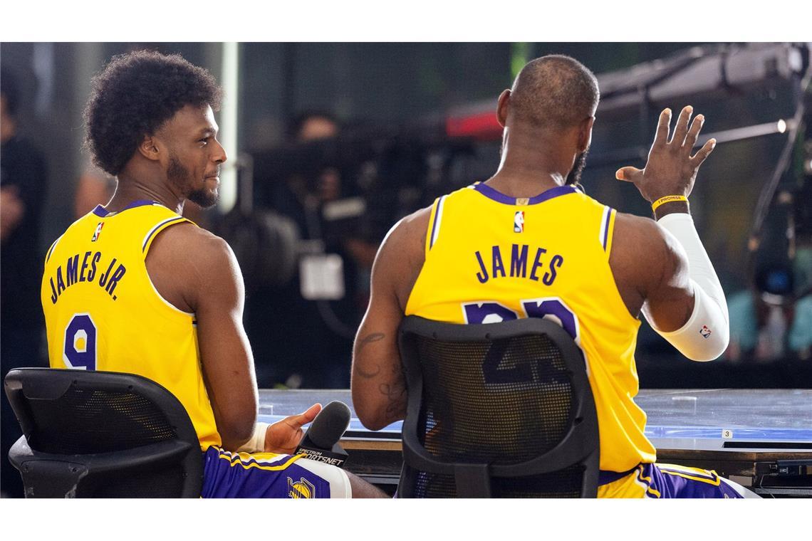 Wollen auch in der regulären Saison gemeinsam auflaufen: Bronny James (l) und LeBron James.