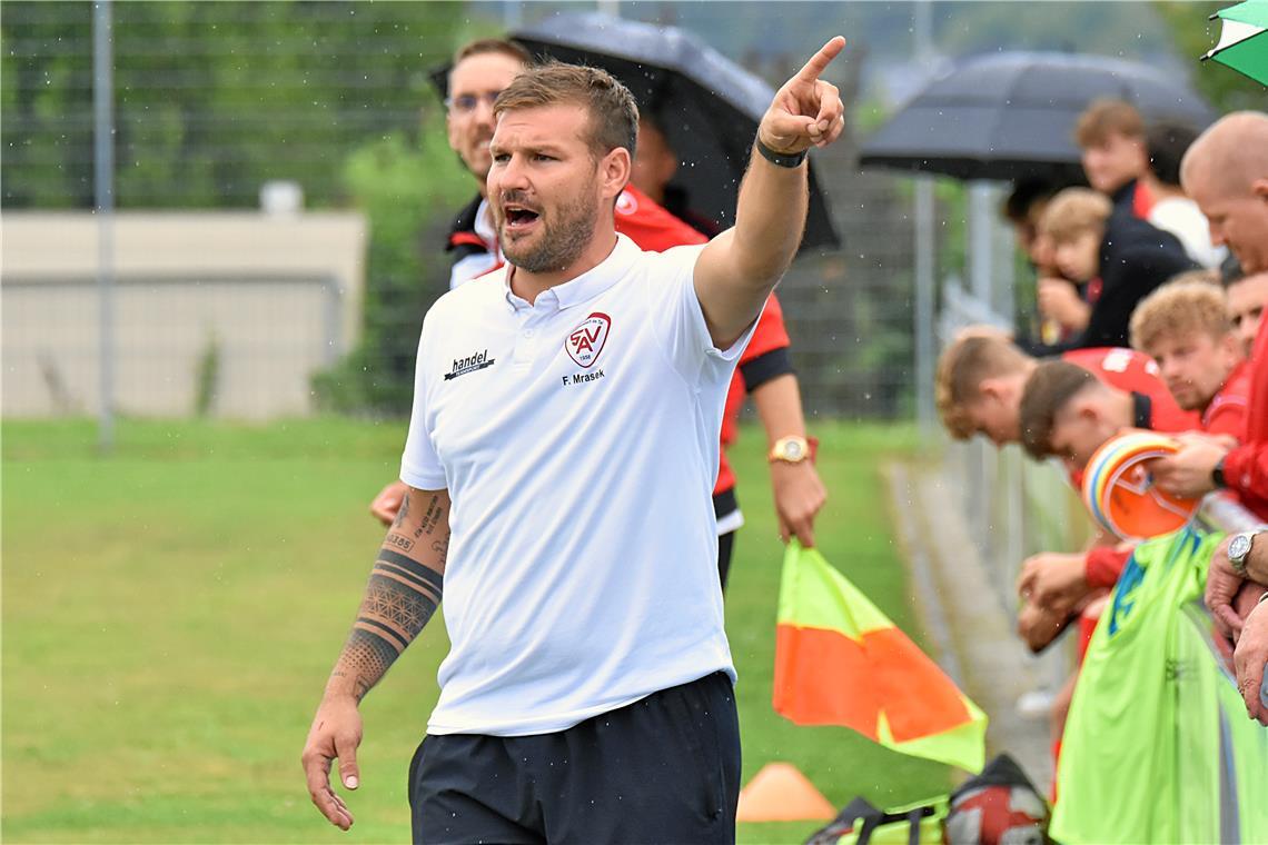 Wollen mit einem Sieg im Spitzenspiel gegen Schornbach oben dran bleiben: Co-Trainer Florian Mrasek und der SV Allmersbach. Foto: Tobias Sellmaier