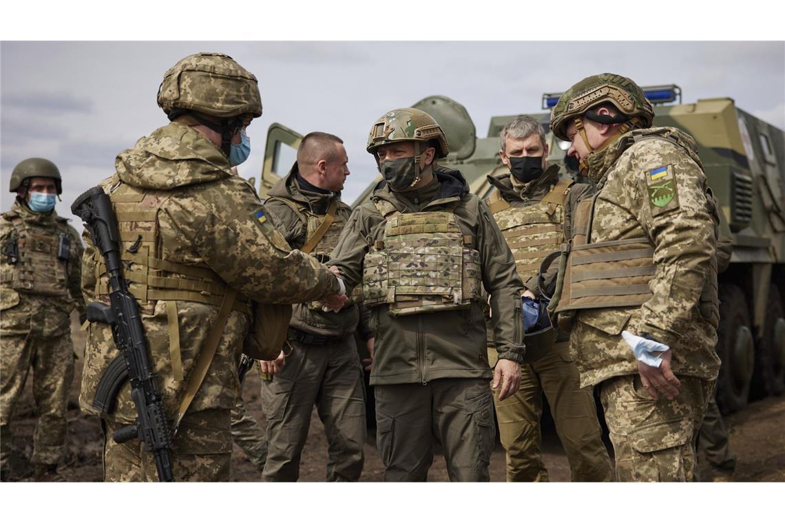 Wolodymyr Selenskyj, Präsident der Ukraine, schüttelt einem Soldaten die Hand. (Archivbild)