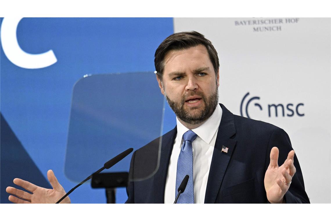 Womöglich nachhaltiger wirkt da der Auftritt des US-Vizepräsidenten JD Vance bei der Münchner Sicherheitskonferenz. Im ohnehin aufgeheizten Wahlkampfklima und Debatten um die Brandmauer zur AfD und Migration brachte Vance transatlantische Gewissheiten ins Wanken und mischte sich auch in die deutsche Innenpolitik ein, sprach von einer inneren Bedrohung in Europa und rügte die Veranstalter der Konferenz dafür, Parteien wie AfD und BSW nicht eingeladen zu haben, obwohl sie große Teile der Wählerschaft repräsentierten. Sein als anmaßend wahrgenommener Auftritt löste in der etablierten deutschen Politik Empörung aus.