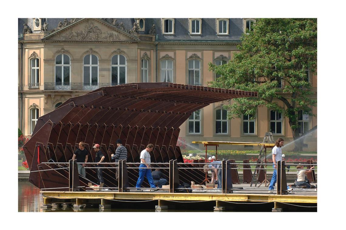 Wurde leider  wieder abgebaut –  eine Seebühne auf dem Eckensee mit Café. Auf dem Foto zu sehen ist, wie Architekturstudenten am 13. Juni 2005 auf dem Eckensee vor dem Neuen Schloss in Stuttgart eine Seebühne aufbauten. Sie diente als Café und Plattform für Vorstellungen des „Theater der Welt“, das vom 16. Juni bis zum 10. Juli in der baden-württembergischen Landeshauptstadt stattfand.