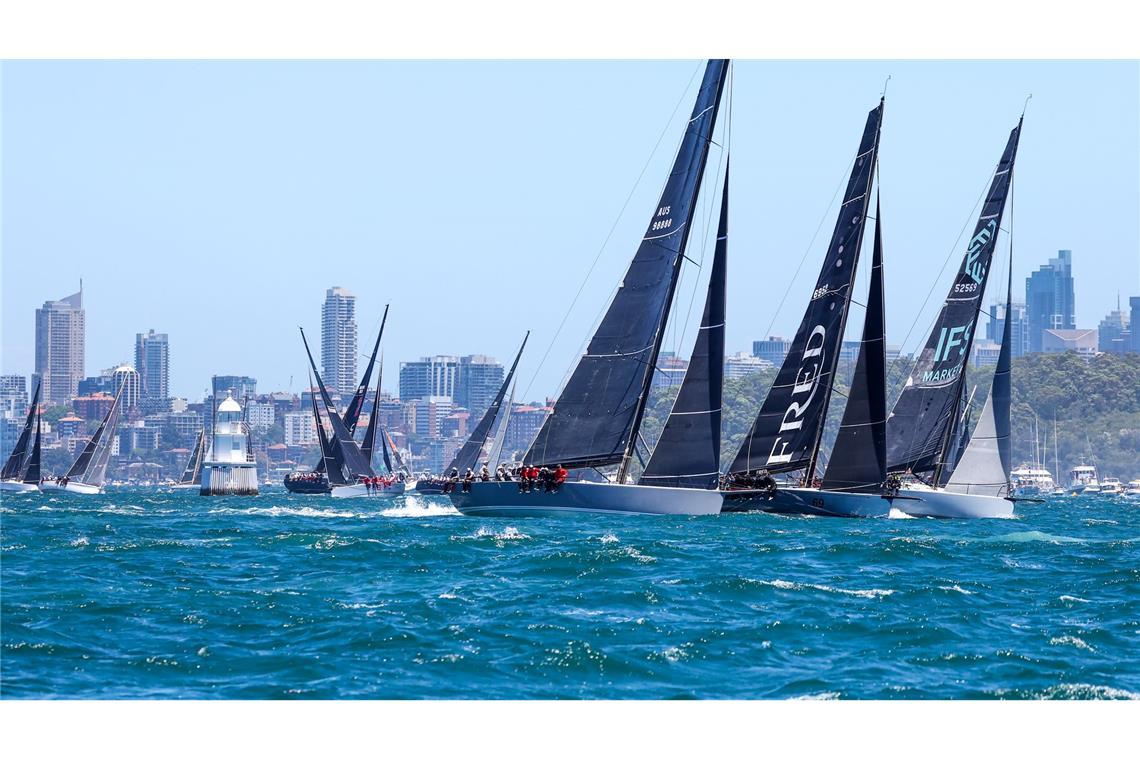 Yachten segeln in der Regatta des Sydney Hobart Yacht Race 2024 in Sydney.