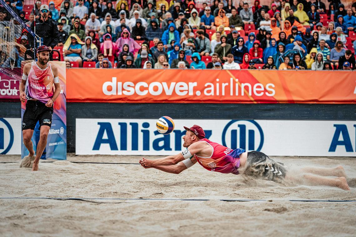 Yannick Harms (rechts) wehrt einen Ball ab und bringt damit seinen Bruder Manuel ins Spiel. Foto: Imago