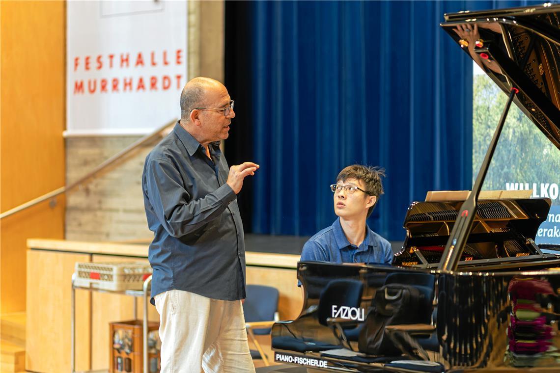 Yaron Rosenthal, Ehrengast der diesjährigen Klavierakademie, ist einer der führenden israelischen Pianisten. Der Professor rät den jungen Musikern – hier Yan-Lun Liao am Flügel –, Anregungen von möglichst vielen unterschiedlichen Dozenten und ganz verschiedene musikalische Erfahrungen zu sammeln. Foto: Stefan Bossow