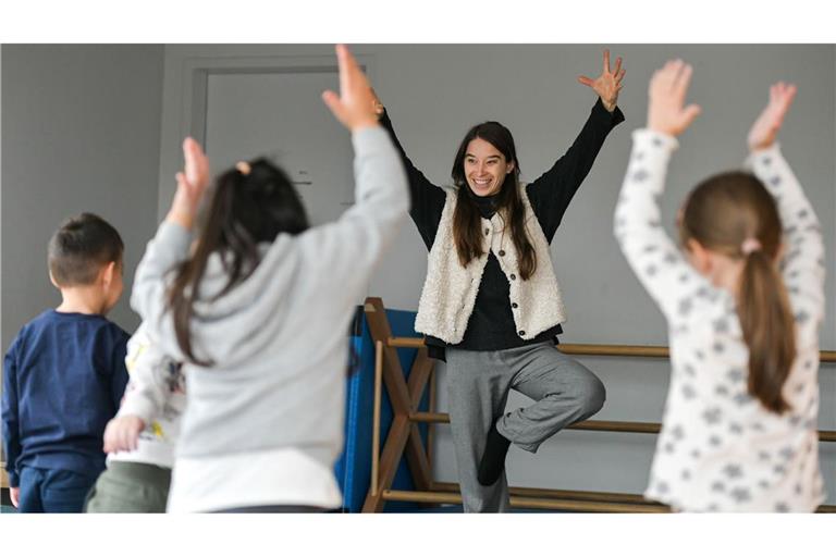 Yogalehrerin und Pädagogin Lisa Metzler übt mit Kindern im Fröbel-Kindergarten Wangener Höhe die Asana „Baum“.