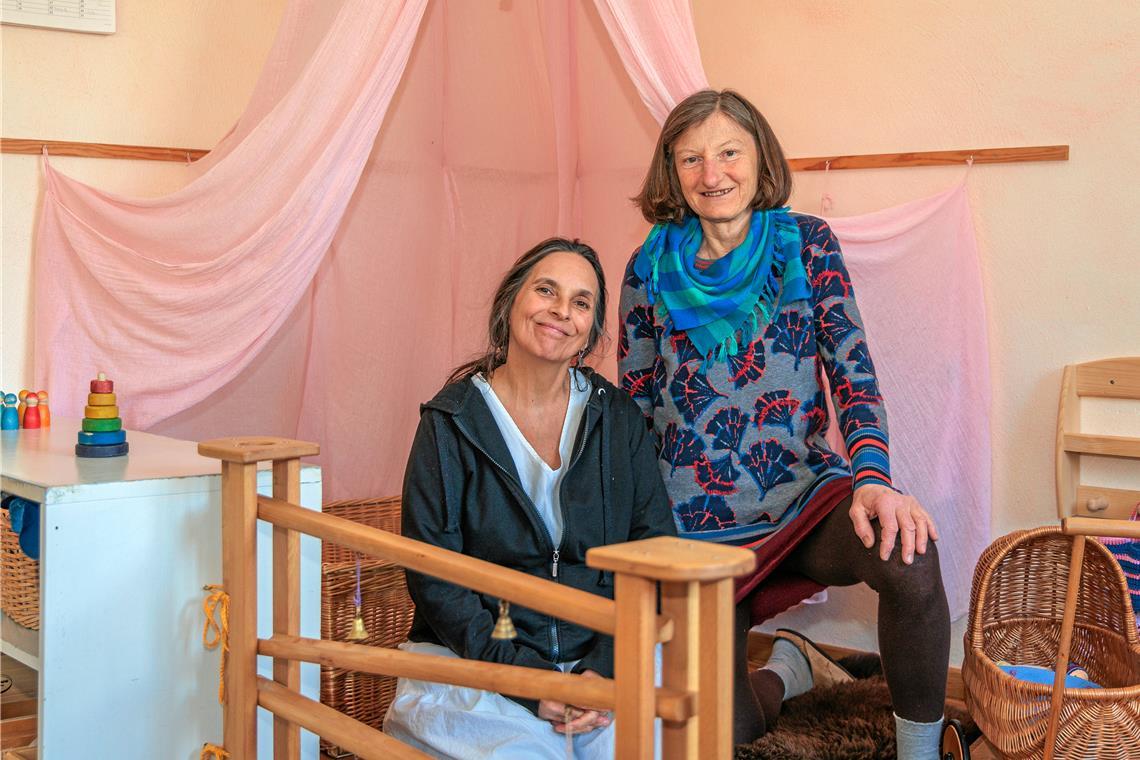 Yvonne Riff und Iris Keicher (von links) kümmern sich in der Waldorfkrippe um die Mädchen und Jungen und müssen dabei einen guten Blick für die vielen Zwischentöne und die Entwicklung der Kinder haben. Foto: Stefan Bossow