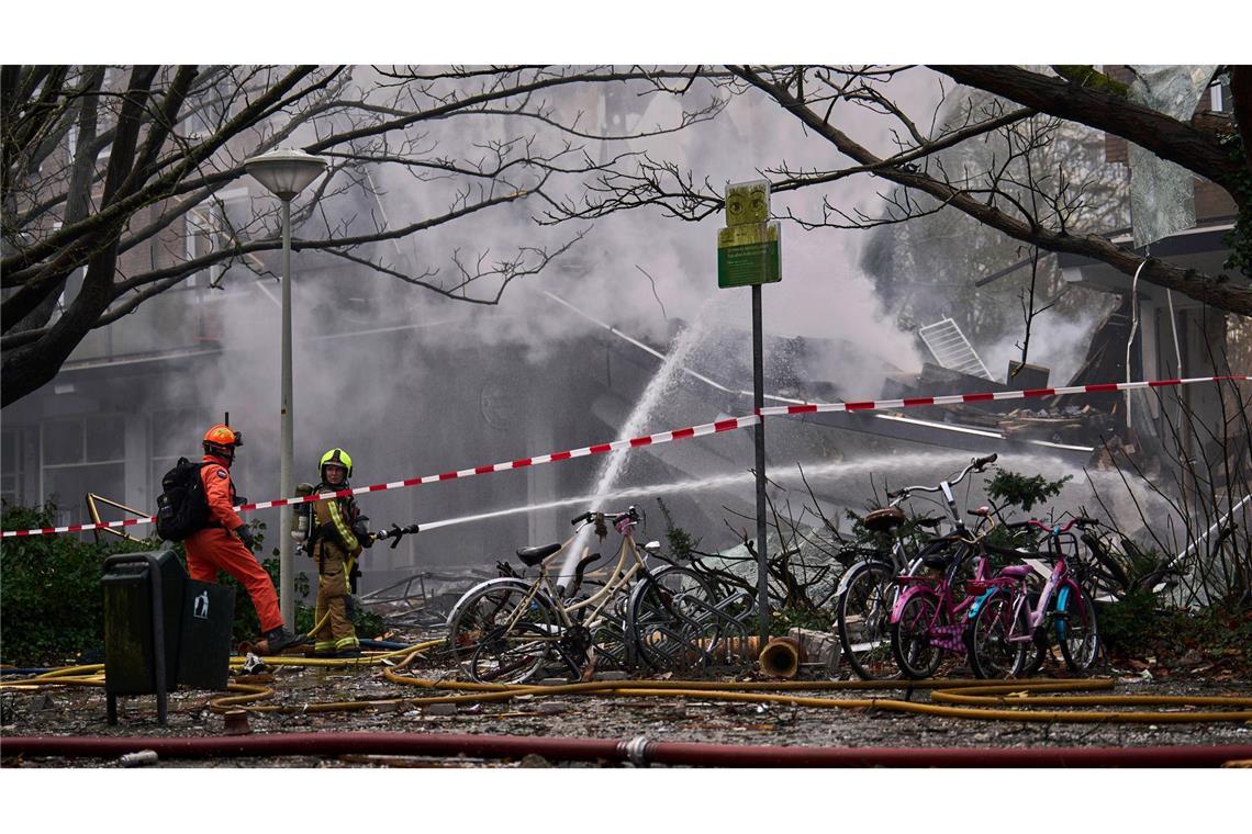 Zahlreiche Feuerwehr- und Rettungskräfte waren am Ort der Explosion im Einsatz.