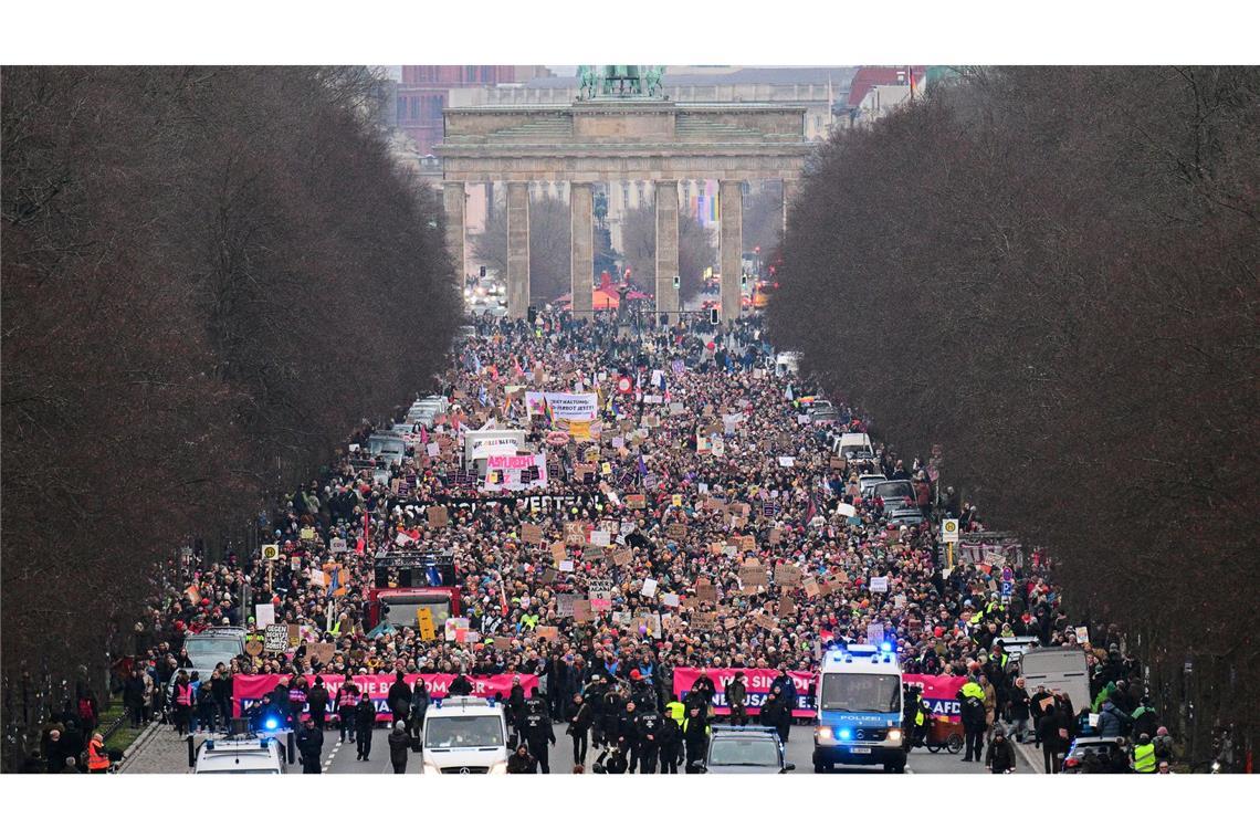 Zahlreiche Menschen demonstrieren in Berlin für die "Brandmauer", also eine Abgrenzung der Union zur AfD.