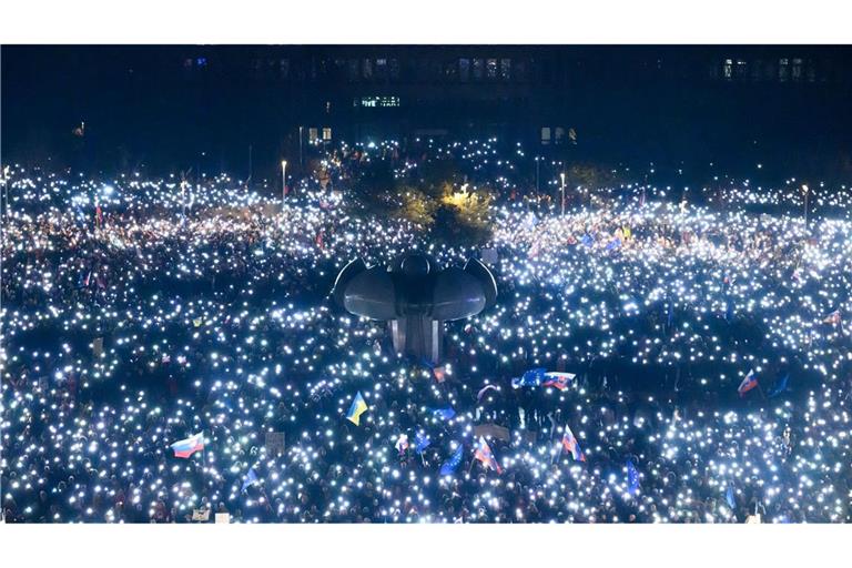 Zahlreiche Menschen halten ihre Handys hoch während des Protests in Bratislava gegen die Politik des linksnationalen slowakischen Ministerpräsidenten Fico.