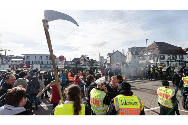 Zahlreiche Menschen versammelten sich beim politischen Aschermittwoch der baden-württembergischen Grünen vor der Stadthalle von Biberach an der Riß, um zu demonstrieren. (Archivbild)