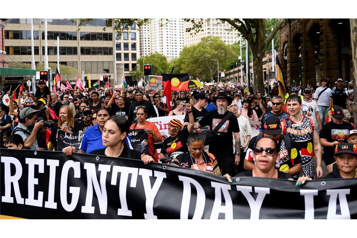 Zehntausende Menschen haben in Australien gegen den umstrittenen Nationalfeiertag  "Australia Day" protestiert.