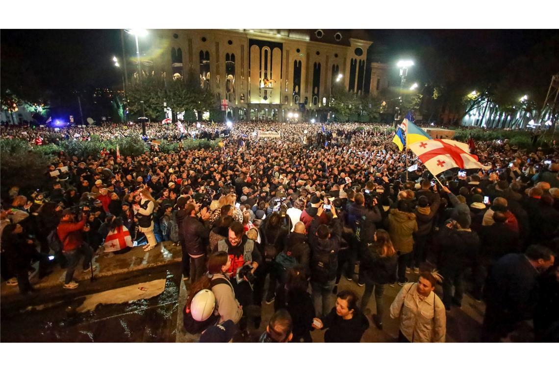 Zehntausende Menschen haben in der georgischen Hauptstadt gegen den offiziell erklärten Wahlsieg der Regierungspartei Georgischer Traum protestiert.