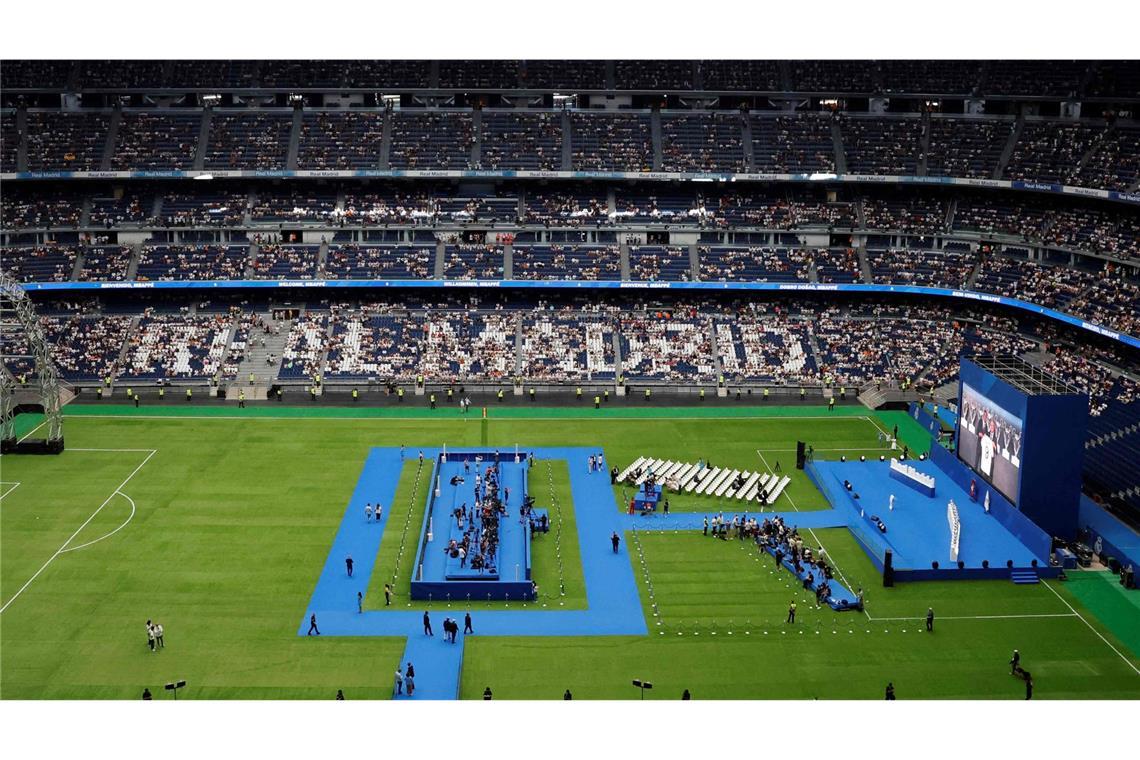 Zehntausende Real-Fans sind am Dienstagmittag ins Estadio Santiago Bernabéu gekommen, um Neuzugang Kylian Mbappé willkommen zu heißen.