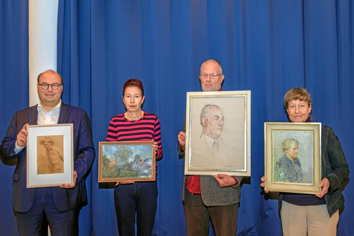 Zeigen einen Teil der Bilder von Carl Obenland, die in die Obhut der Kunstsammlung gegangen sind (von links): Bürgermeister Armin Mößner mit dem Selbstporträt des Künstlers, Margit Reber mit dem Landschaftsbild Lutzensägmühle, Thomas Reber mit dem Porträt seines Vaters und Constanze Obenland mit dem Bild ihrer Großmutter. Foto: Stefan Bossow