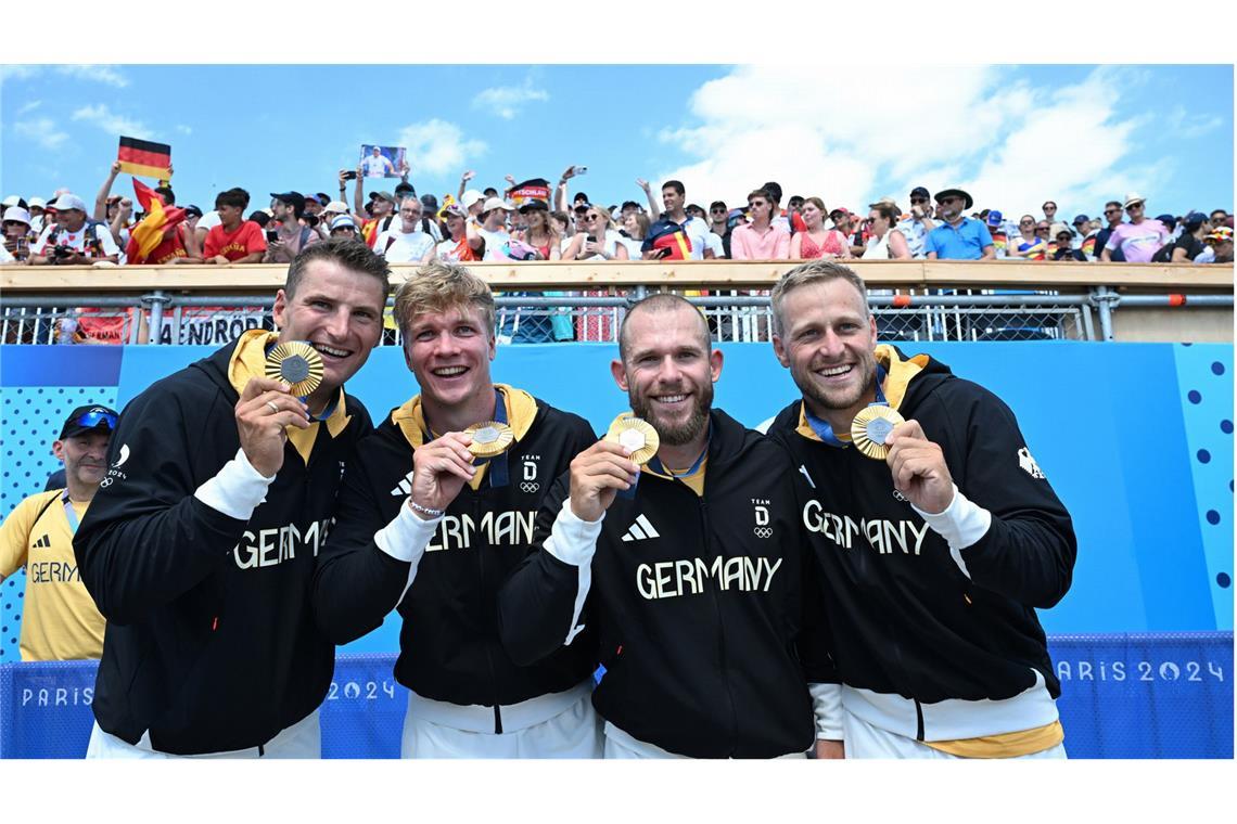 Zeigen stolz ihre Goldmedaille: die Männer des deutschen Kajak-Vierers