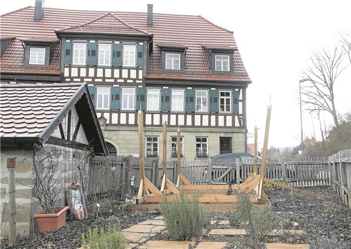 Zeigt die unglaubliche Kraft des Sturms am Sonntag: Er hat die mehrere hundert Kilo schwere Pergola im Hof der Rümelinsmühle aus der Verankerung gerissen, hochgehoben, in der Luft gedreht und nebenan im Gemüsegärtchen wieder fallen lassen. Foto: J. Fiedler