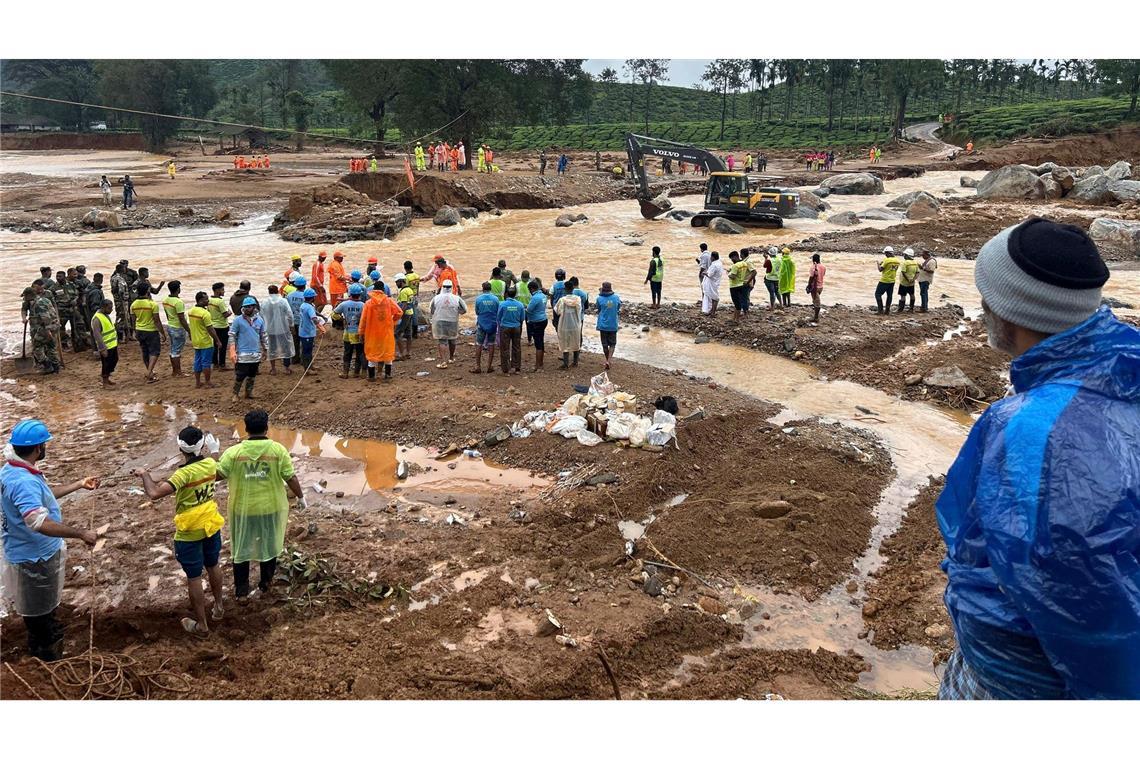 Zerstörte Infrastruktur und Regen behindern Retter.