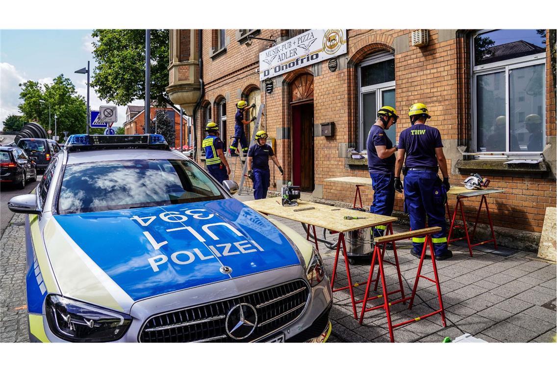 Zeugen hatten laut Informationen unserer Zeitung beobachtet, wie zwei dunkel gekleidete Personen in der Nacht von Freitag auf Samstag  eine brennende Flasche in die Gaststätte warfen.