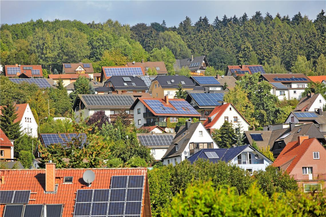 Ziel ist es, private Energiezellen wie PV-Anlagen auf dem Hausdach zu vernetzen, um in größeren Verbünden aktiv werden und Energie austauschen zu können. Foto: Ingo Bartussek/stock.adobe.com