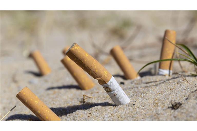 Filterzigaretten-Verbot in der EU angedacht? Zigarettenkippen am Strand sind kein schöner Anblick.