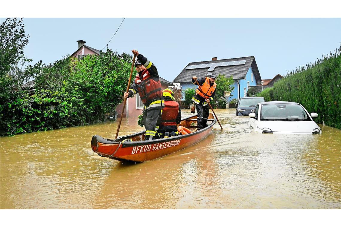 Zillenfahrer der Feuerwehr im vom Hochwasser betroffenen Rust im Tullnerfeld. In Niederösterreich kommt es weiterhin zu starken Niederschlägen und Überschwemmungen.