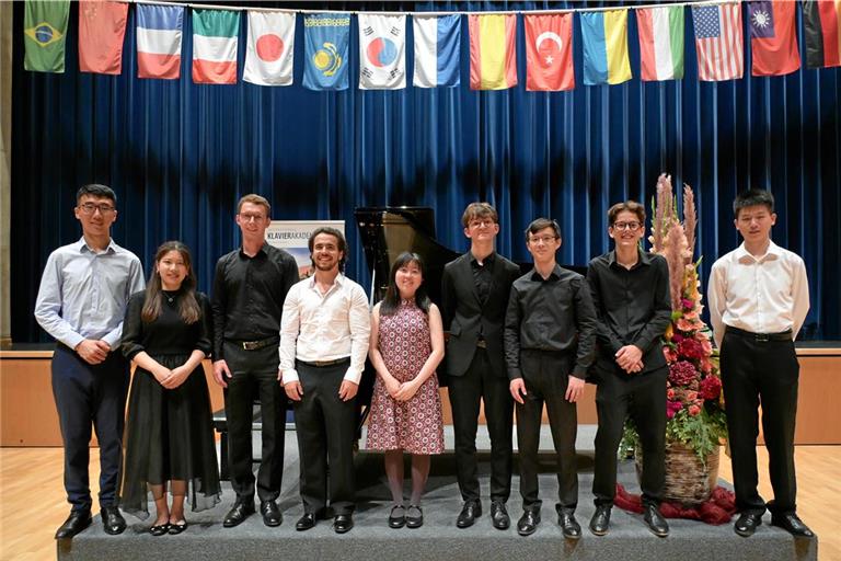 Zining Wang, Anna Horinouchi, Valentin Pfalzgraf, Manuel Juan Diaz Lora, Mariko Watanabe, András Lakatos, Yan-Lun Liao, Paul Salard und Shuhang Zhao (von links) haben am ersten Konzert mitgewirkt. Foto: Elisabeth Klaper