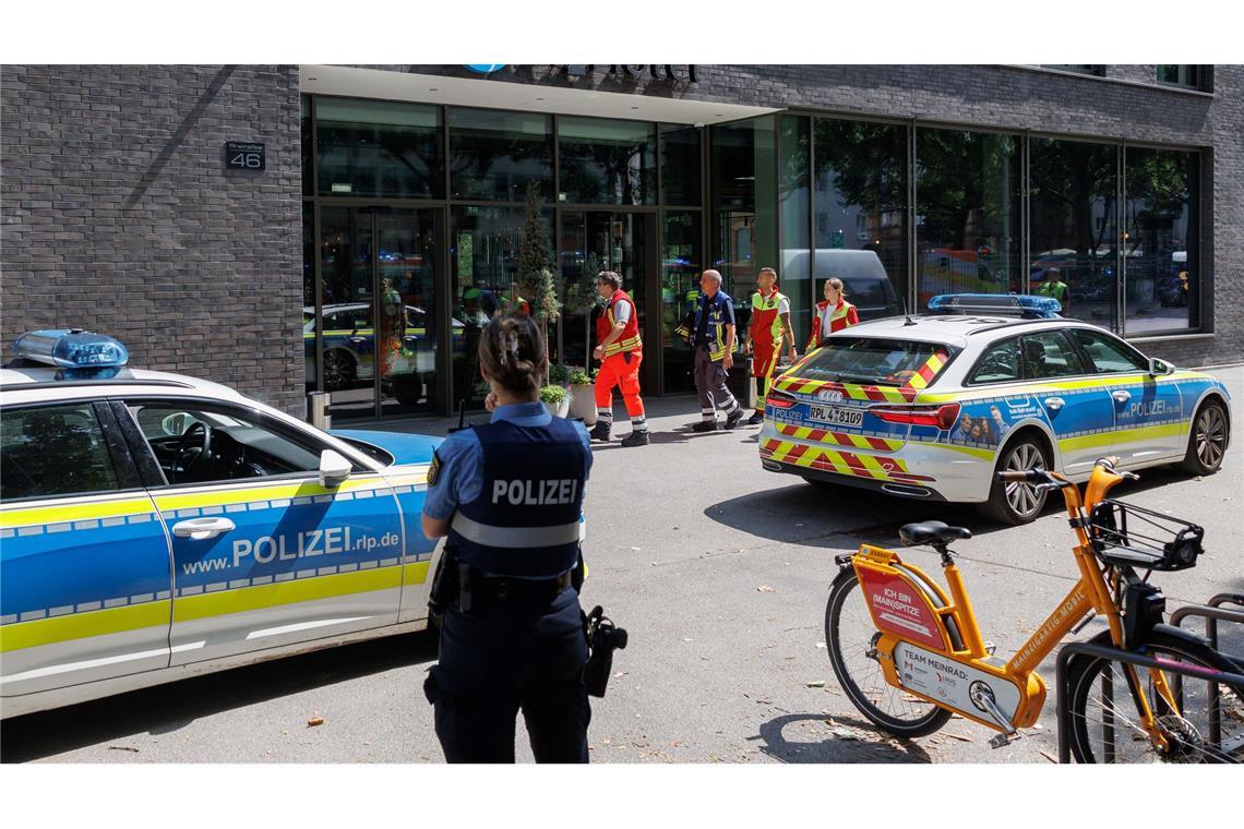 Zu den Hintergründen der Bluttat gibt es von der Polizei noch keine Informationen: Eine tote und eine schwerverletzte Person wurden in einem Mainzer Hotelzimmer gefunden. Auch die verletzte Person ist inzwischen tot.