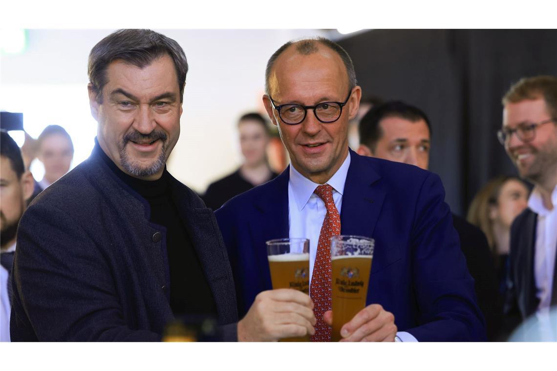 Zünftig mit Bier - Unions-Kanzlerkandidat Friedrich Merz und CSU-Chef Markus Söder beim bayerischen Weißwurst-Essen