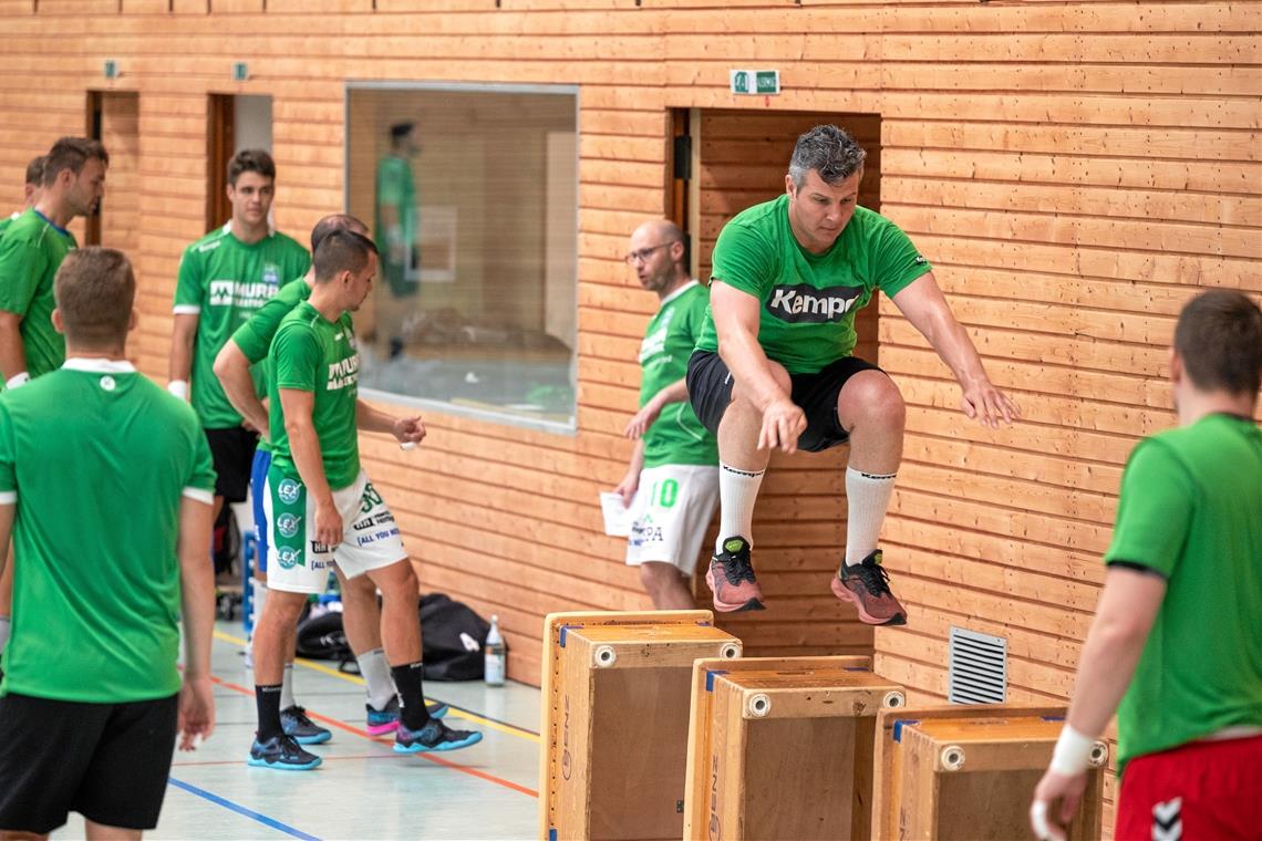 Zugang Alexander Schmid (beim Sprung) befindet sich mit den Drittliga-Handballern des HCOB in der Vorbereitung. Foto: Alexander Becher