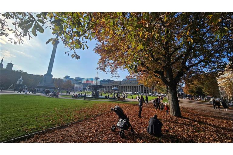 Zum Ende des Monats genießen die Menschen nochmals das schöne Wetter und den goldenen Oktober, so auch in Stuttgart.