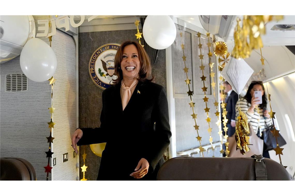 Zum Geburtstag von Kamala Harris ist die Air Force Two festlich dekoriert