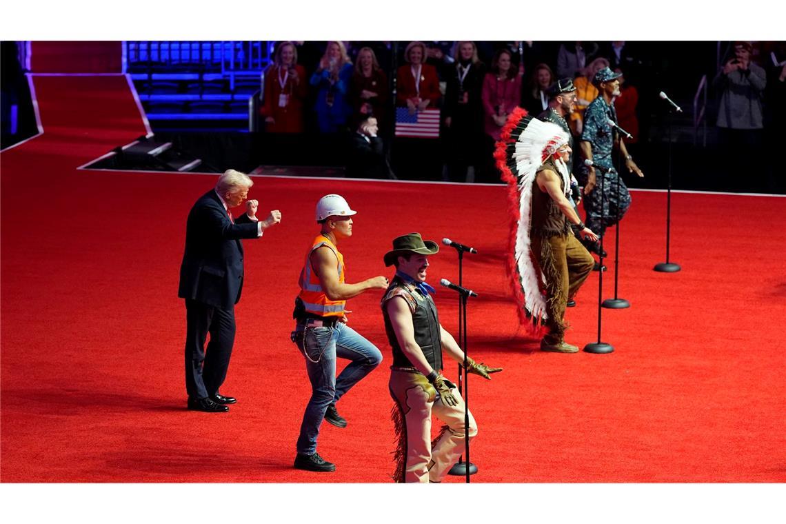 Zum Schluss tanzte Trump gemeinsam mit der Band Village People zu deren Hit "Y.M.C.A."