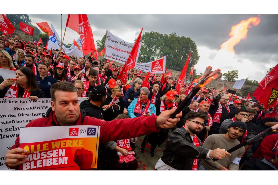 Zum Tarifauftakt in Hannover protestieren Tausende Mitarbeiter gegen die VW-Sarpläne.