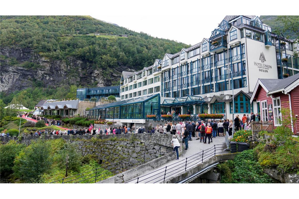 Zur Hochzeitsfeier lud das Paar in ein nobles Hotel am Geirangerfjord.