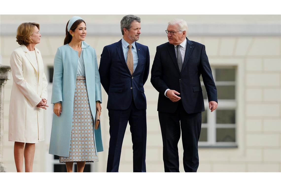 Zusammen mit seiner Frau Mary wurden Frederik X. von Bundespräsident Frank-Walter Steinmeier an dessen Amtssitz Schloss Bellevue in Berlin begrüßt.