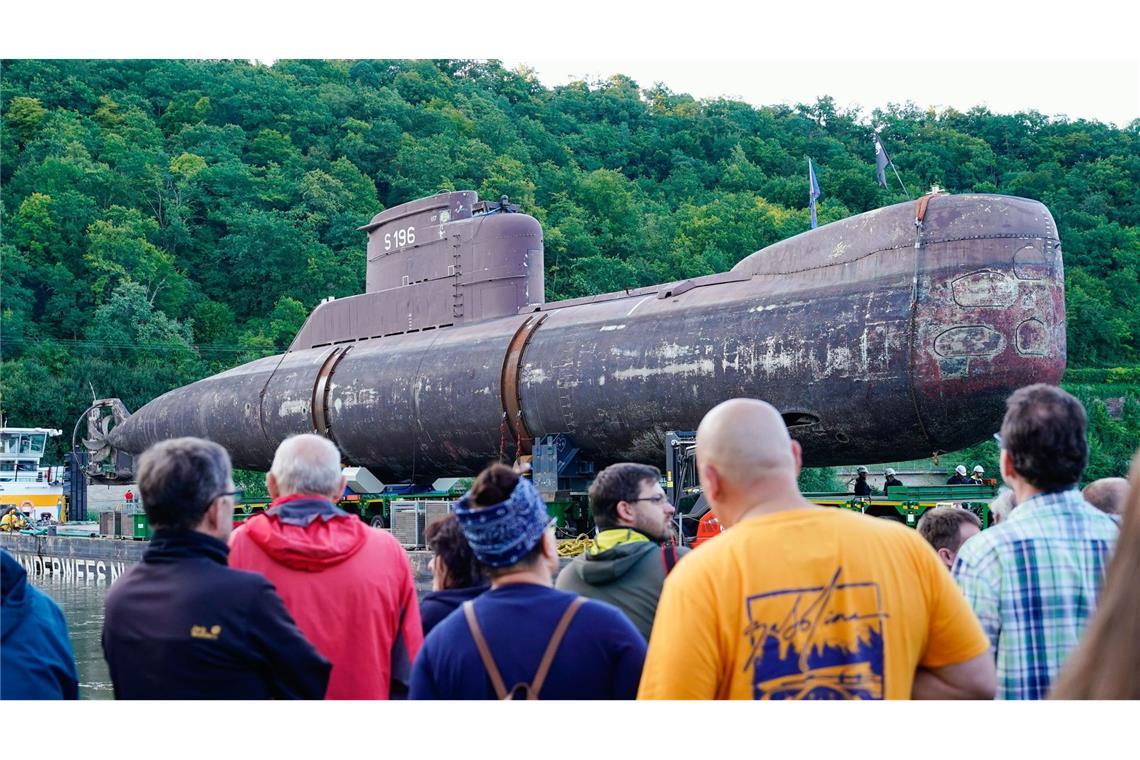 Zuschauer beobachten, wie das U-Boot U17 in den frühen Morgenstunden vom schwimmenden Ponton im Neckar an Land gebracht wird (Archivfoto).