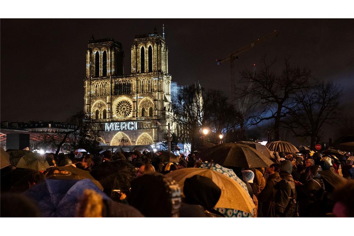 Zuschauer versammelten sich vor der Kathedrale.