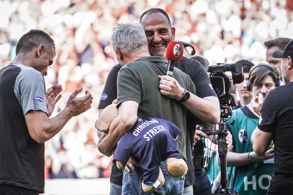 Zwei auf einer Wellenlänge: Frank Schmidt (re.) beim Abschied von Freiburgs Coachs Christian Streich, den er als Vorbild sieht.