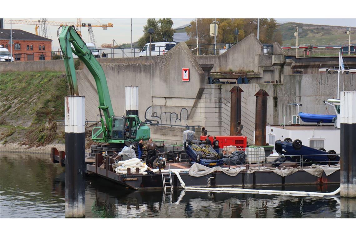 Zwei Autos auf dem Schiff wurden durch den Zusammenstoß in den Industriehafen geschoben. Sie wurden später von Experten geborgen.