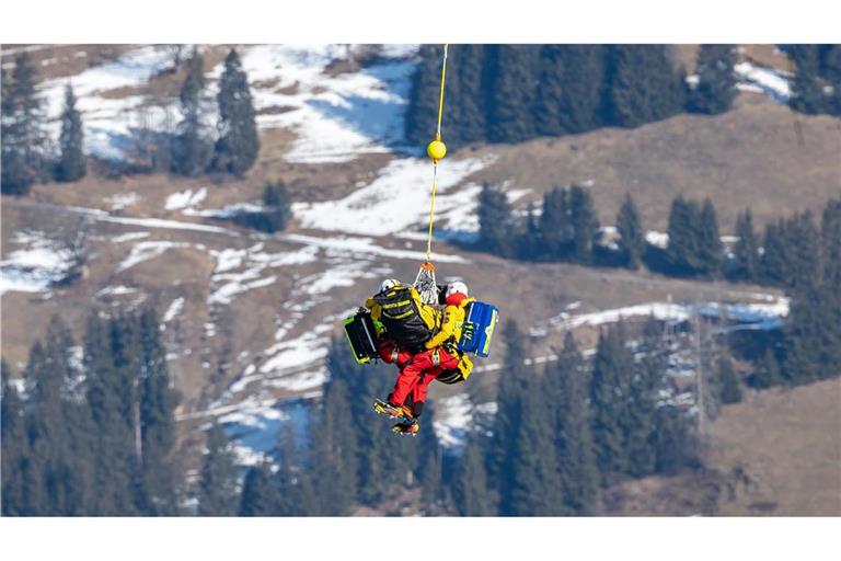 Zwei Fahrer mussten nach Stürzen im Super-G von Kitzbühel per Hubschrauber geborgen werden.