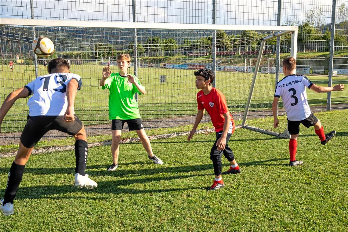 Zwei fast identische Kopfbälle ins Glück. Für die SVA-Jungs, weil sie damit ihre Aufgabe lösten. Für Jogis Jungs, weil Robin Gosens damit gegen Portugal fürs deutsche 4:1 sorgte. Fotos: A. Becher/Imago