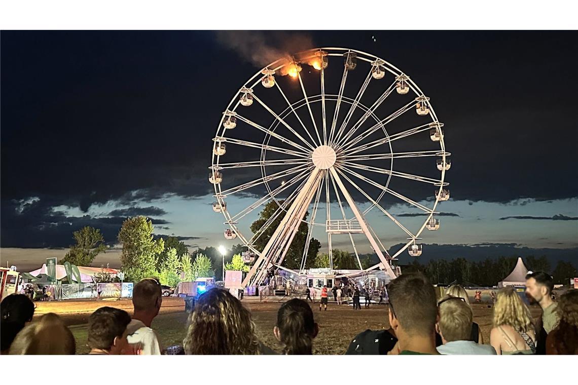 Zwei Gondeln brennen beim Highfield-Festival in Leipzig.