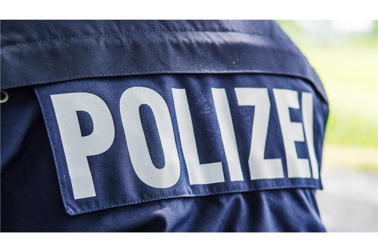 Zwei Männer sollen zwei Polizisten in Bad Schönborn (Kreis Karlsruhe) so schwer verletzt haben, dass die Beamten ihren Dienst beenden mussten. (Symbolbild)