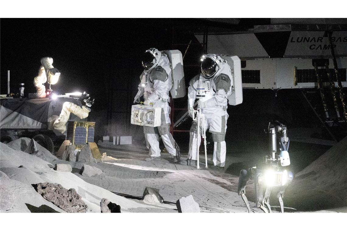 Zwei Menschen simulieren eine Trainingseinheit in der neuen Luna-Halle im Rahmen der Eröffnungsfeierlichkeiten im Europäischen Astronautenzentrum (Eac) der Esa.