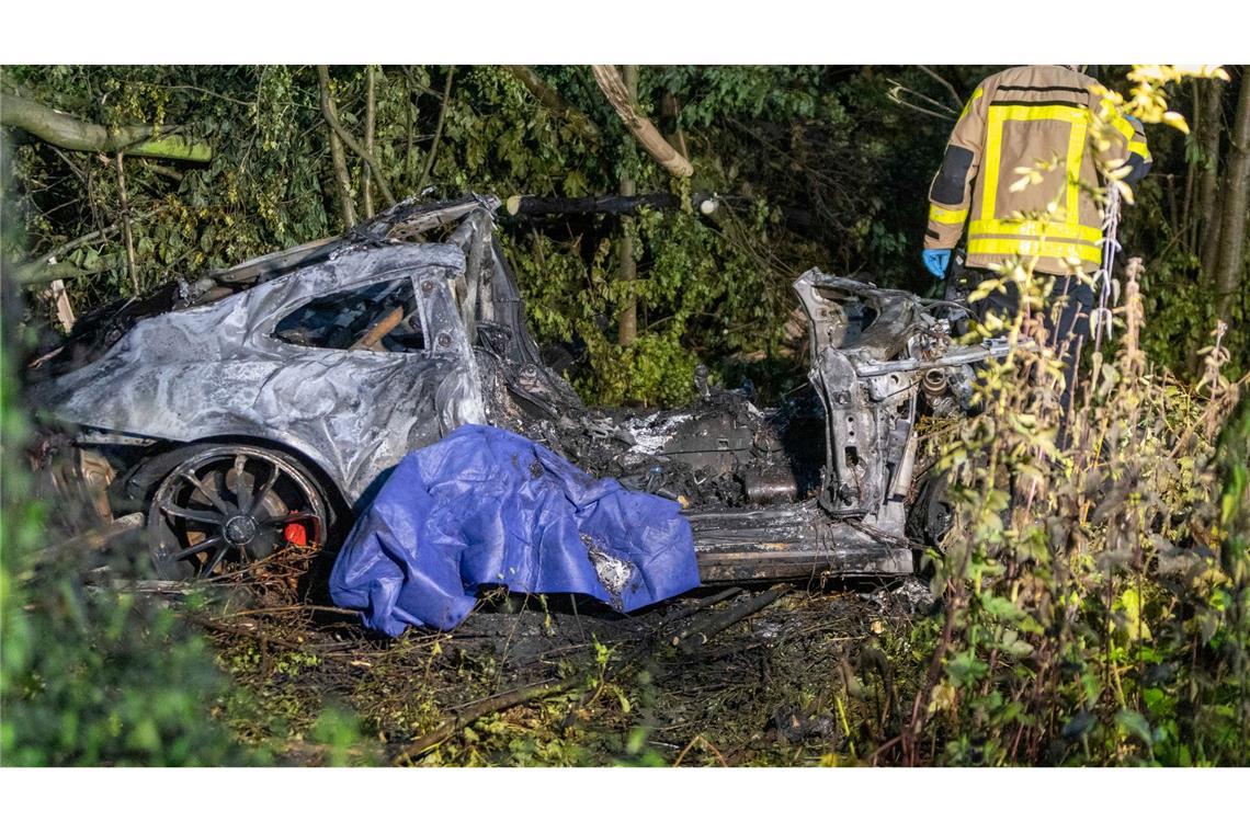 Zwei Menschen verbrannten vermutlich nach einem Wettrennen im Auto.