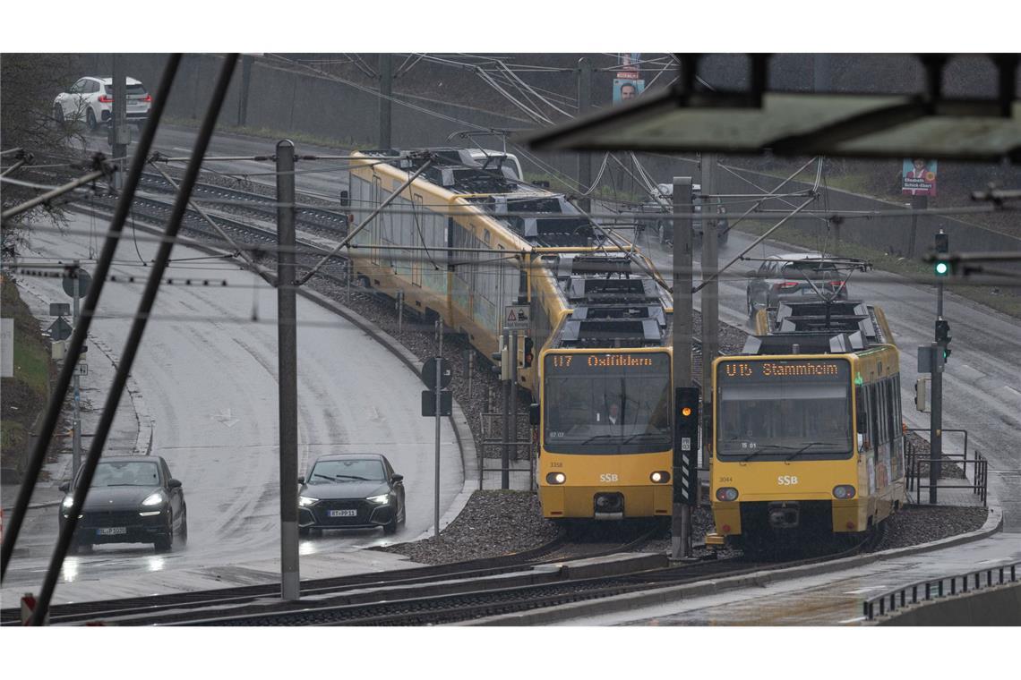 Zwei Stadtbahnen in Stuttgart.