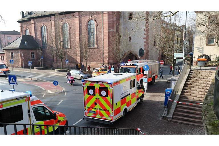 Zweit Tote und zwei Verletzte sind das Resultat einer Gewalttat in Aschaffenburg. Der Tatort wurde von der Polizei weiträumig abgesperrt.