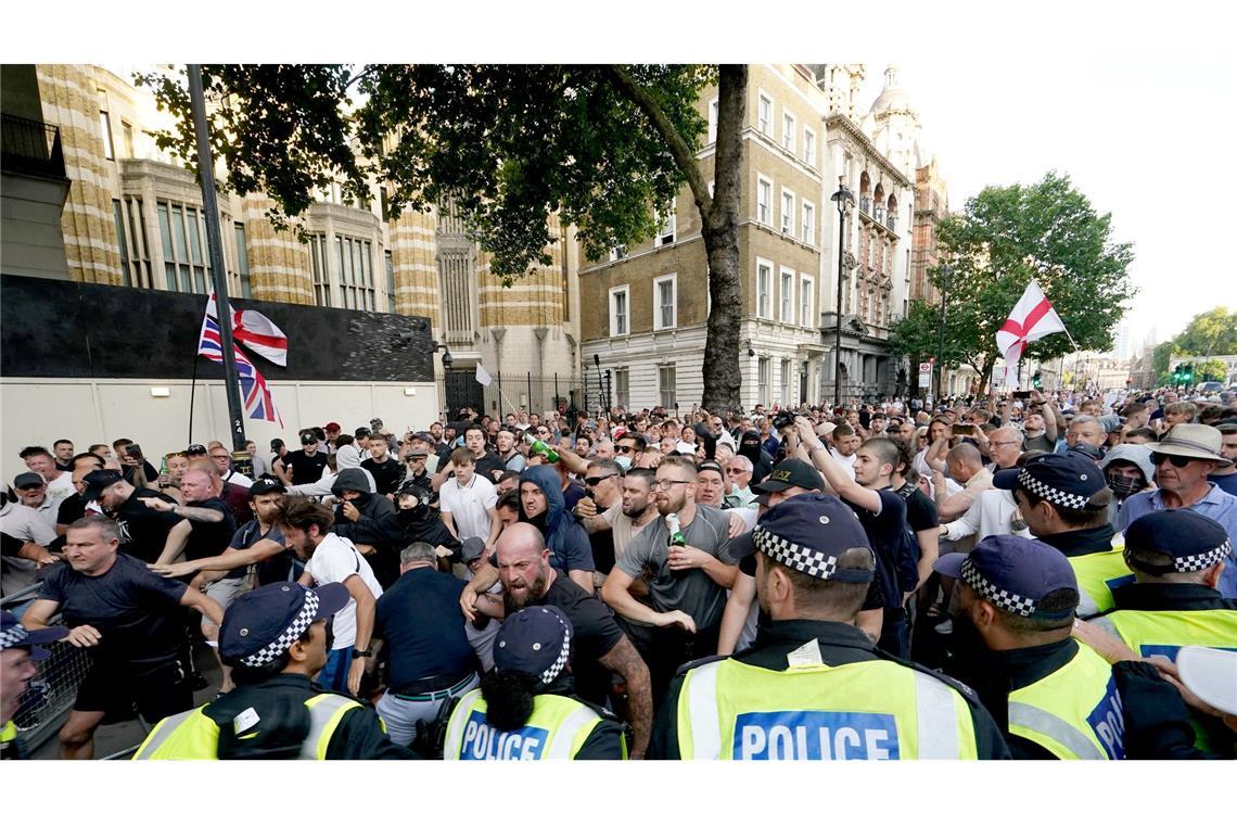 Zwischen Ultranationalisten und Polizisten gibt es Handgemenge.