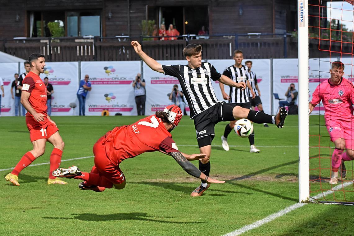 Zwischendurch waren Dominik Salz (beim Kopfball) und die SG Sonnenhof Großaspach dicht dran am WFV-Pokalsieg. Am Ende verlor der Oberligist das Finale im eigenen Stadion gegen den Regionalligisten VfR Aalen aber mit 1:4. Auch weil die Elf aus dem Fautenhau hinten und vorne zu großzügig waren. Foto: Tobias Sellmaier