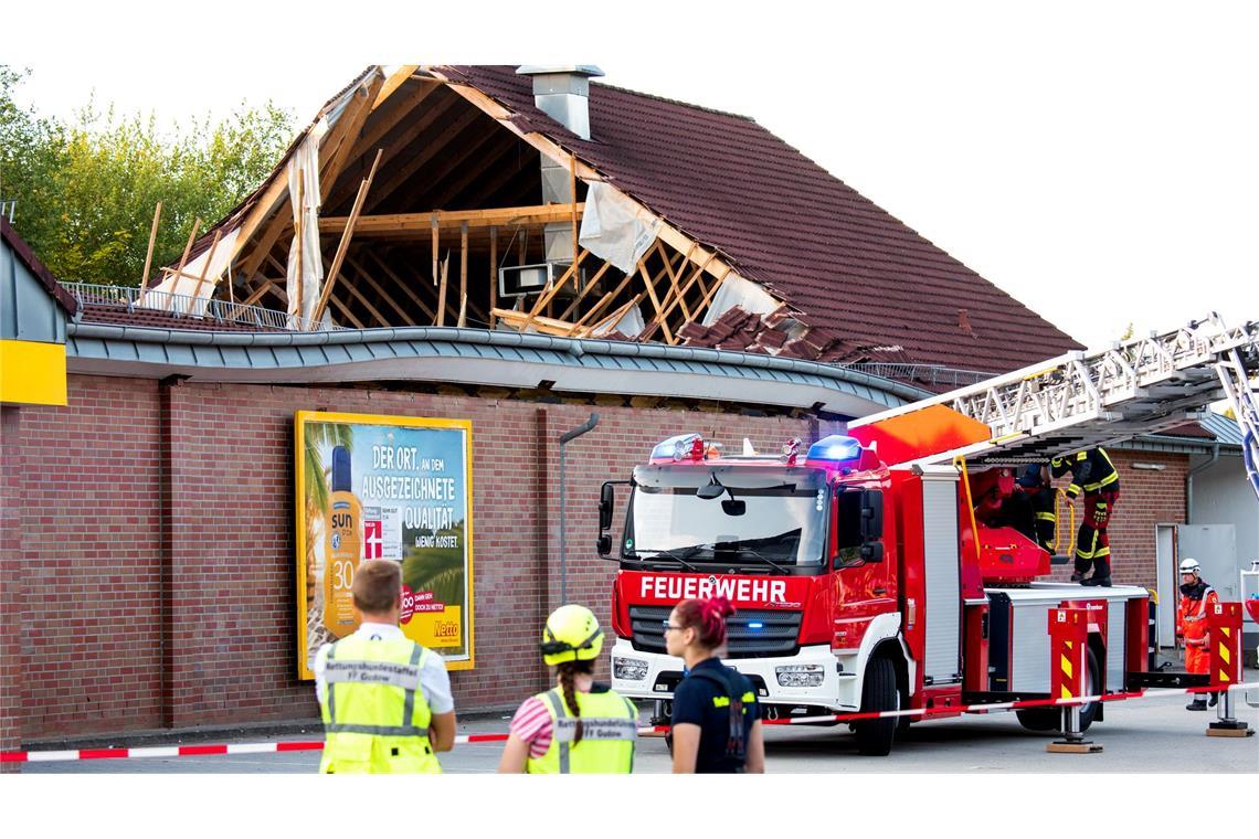 Zwölf Menschen wurden bei dem Einsturz eines Supermarktdaches leicht verletzt.